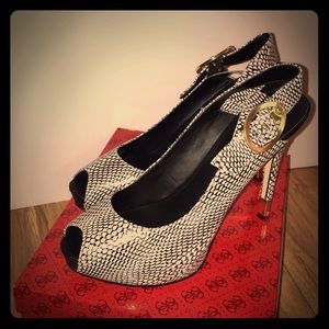 Guess Haileey4 Python Print Platform Peep-toe